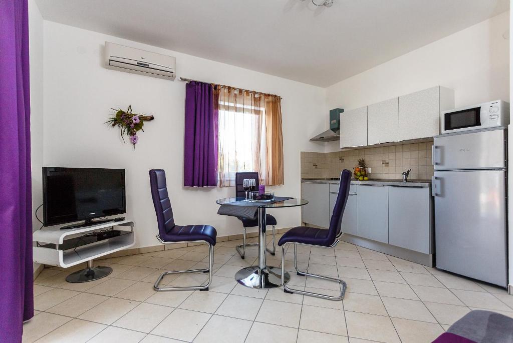 Apartments Mare & Mons Deluxe Malinska Oda fotoğraf